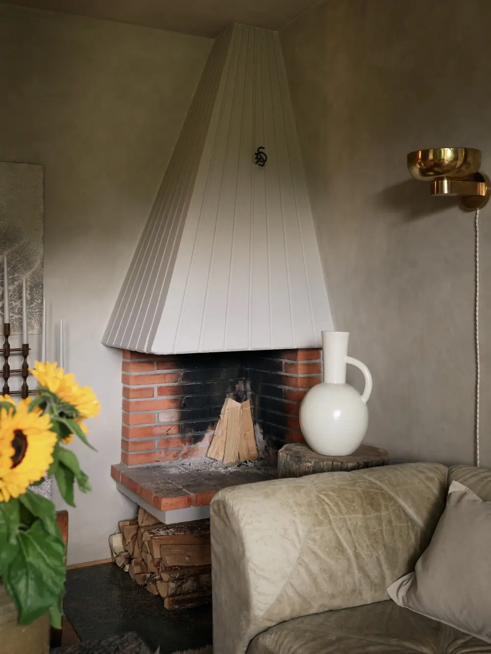 Scandinavian Design Classics and a New Teak Kitchen in a 1940s Apartment 9 art-vintage-moody-palette-renovated-1940s-apartment-stockholm-nordroom