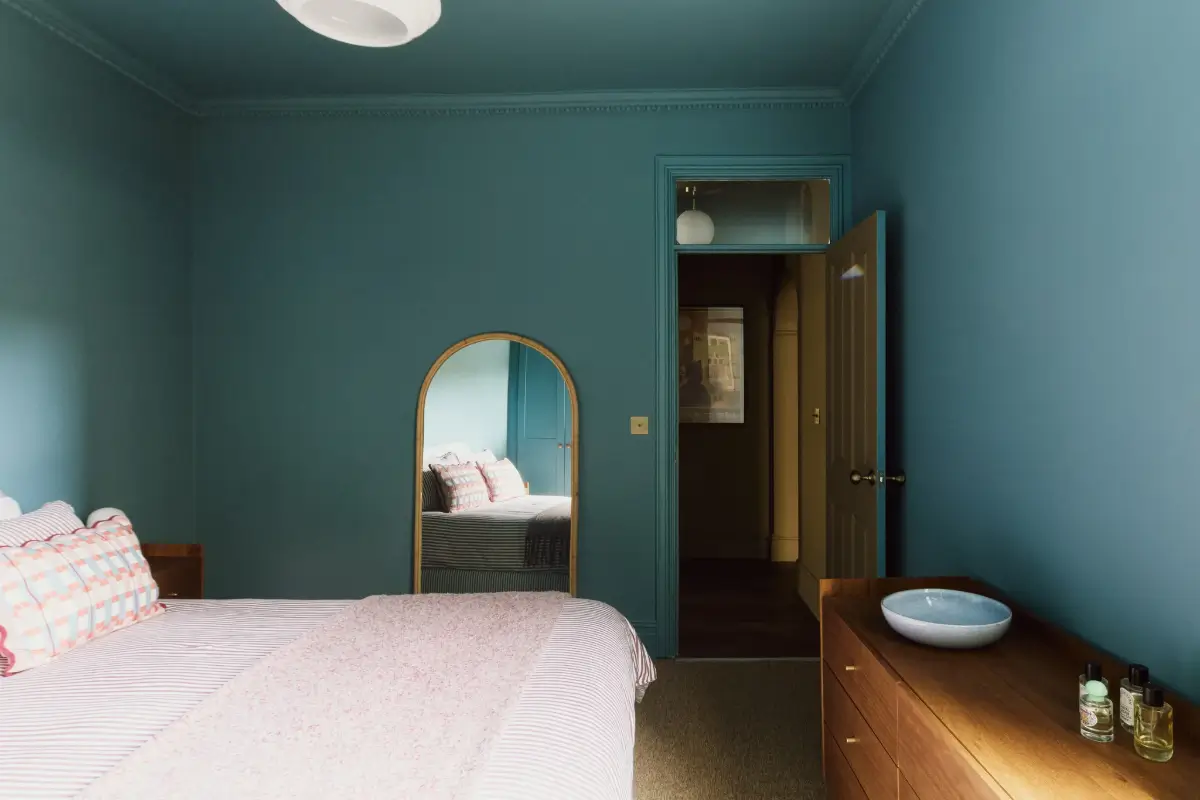 A Grounding Color Palette and Reinstated Period Features in an Edwardian Apartment 27 brown-blue-green-hues-london-apartment