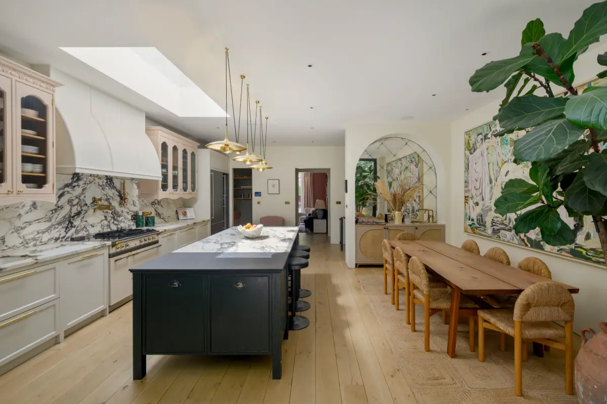 Color, Tactile Materials, and Hand-Crafted Finishes in a Notting Hill Townhouse 4 color-custom-details-renovated-notting-hill-townhouse