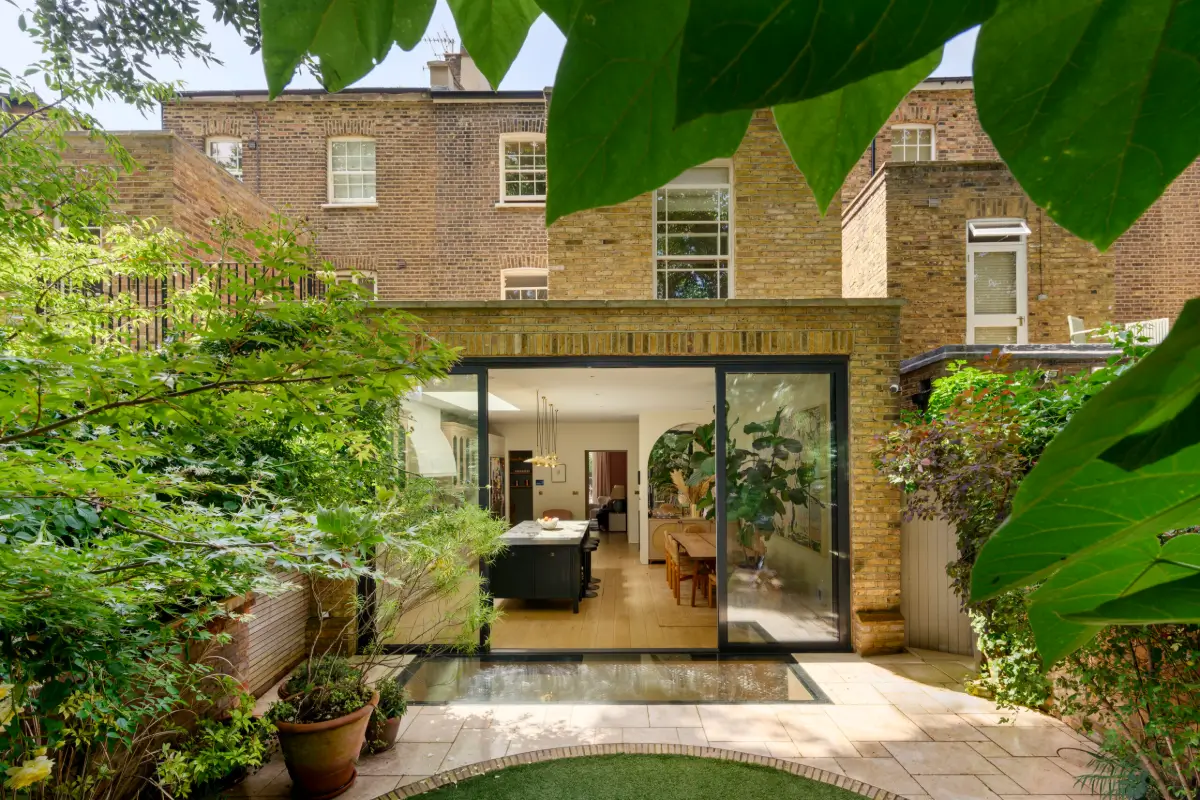 Color, Tactile Materials, and Hand-Crafted Finishes in a Notting Hill Townhouse 28 color-custom-details-renovated-notting-hill-townhouse