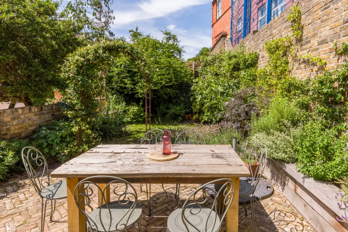 A Colorful Victorian Family Home with a Glazed Extension 22 colorful-renovated-victorian-house-london