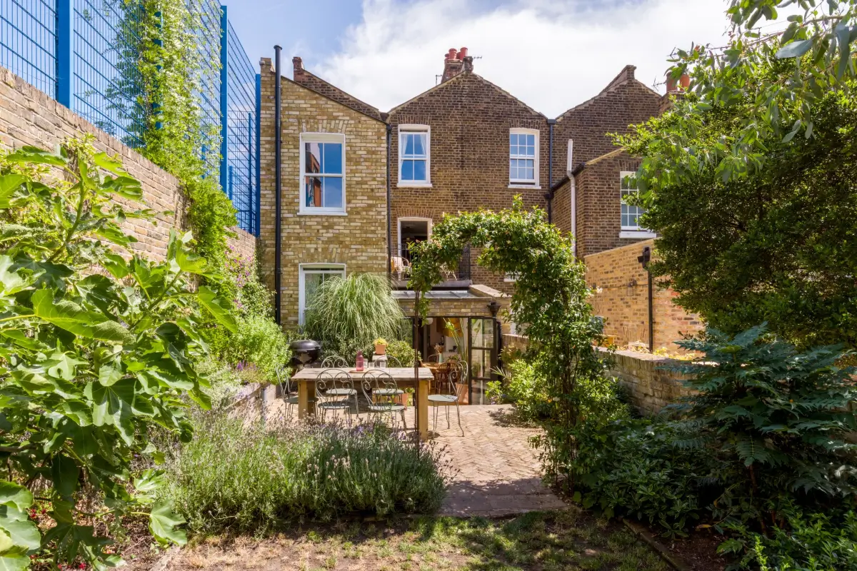 A Colorful Victorian Family Home with a Glazed Extension 24 colorful-renovated-victorian-house-london