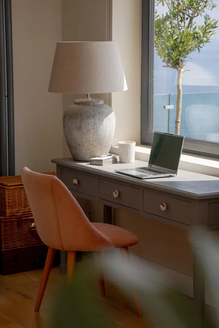 Light-Filled Spaces in a Modern Seaside Home in Cornwall 15 modern-family-house-sea-views-cornwall-nordroom