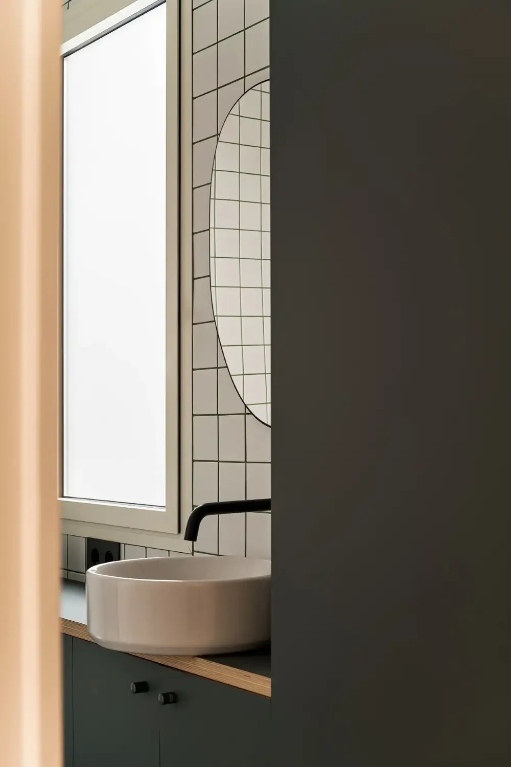 A Multifunctional Hall and Smart Storage in a Modern Madrid Apartment 21 modern-renovated-apartment-1940s-building-madrid-nordroom
