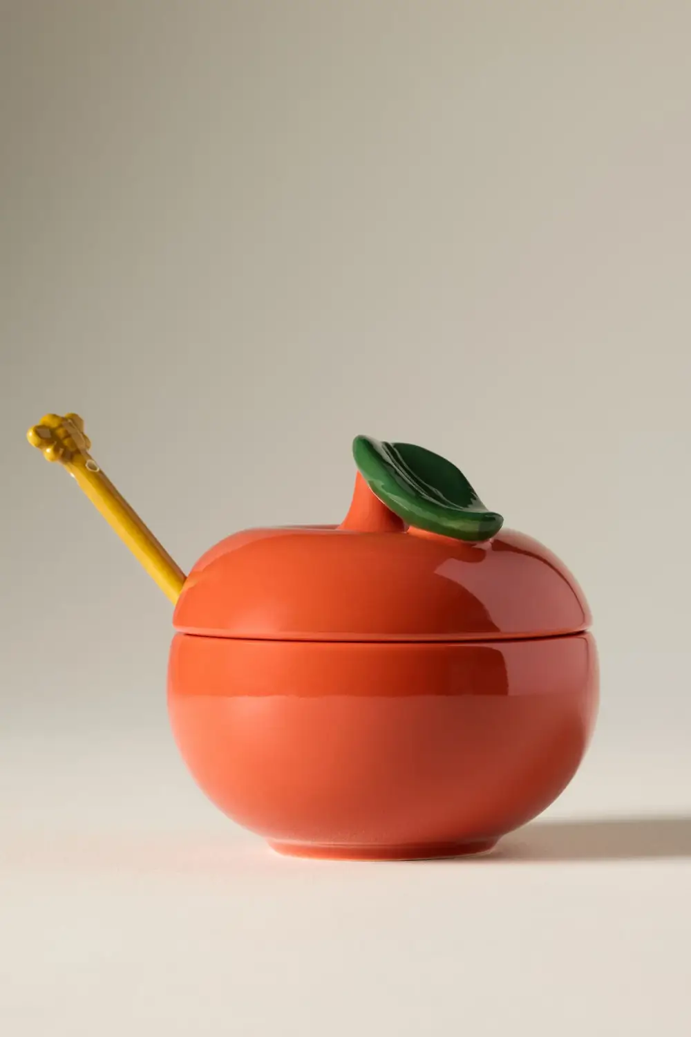 Anthropologie Teams Up with Molly Yeh for a Joyful New Kitchen Collection 20 nordroom-Molly-Yeh-anthropoligie-collection-stoneware-honey-pot