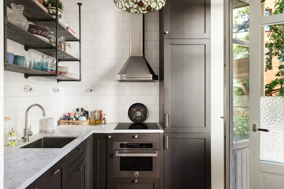 An Eye-Catching Painted Kitchen Floor in a Late 19th-Century Apartment 18 painted-kitchen-floorboards-light-19th-century-stockholm-apartment-nordroom