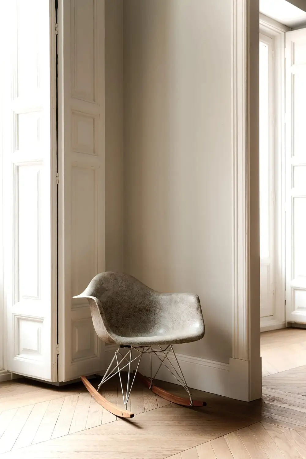 Casa Cortes: Spain's First Prime Minister's Office in Madrid is Now a Luxurious Apartment 3 preserved-features-19th-century-madrid-apartment-nordroom