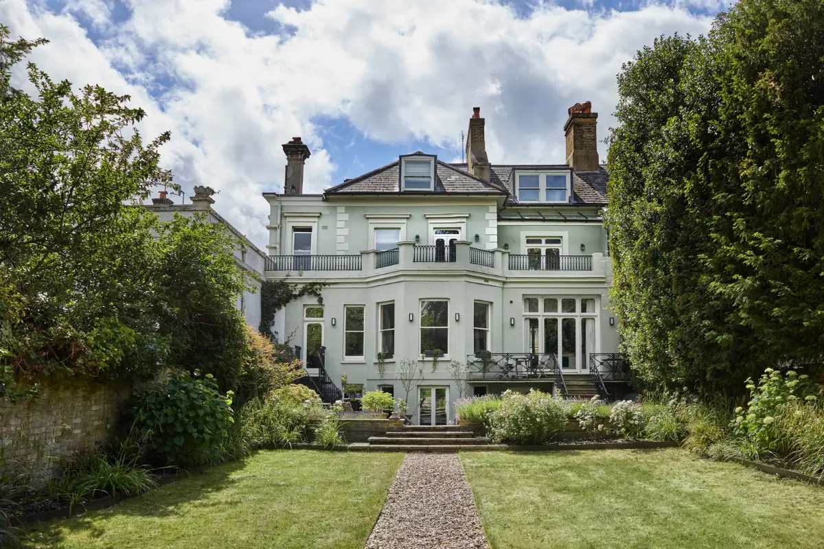 A Grand, Renovated Victorian Family Home on the River Thames in London 1 rich-color-palette-victorian-house-river-thames-london