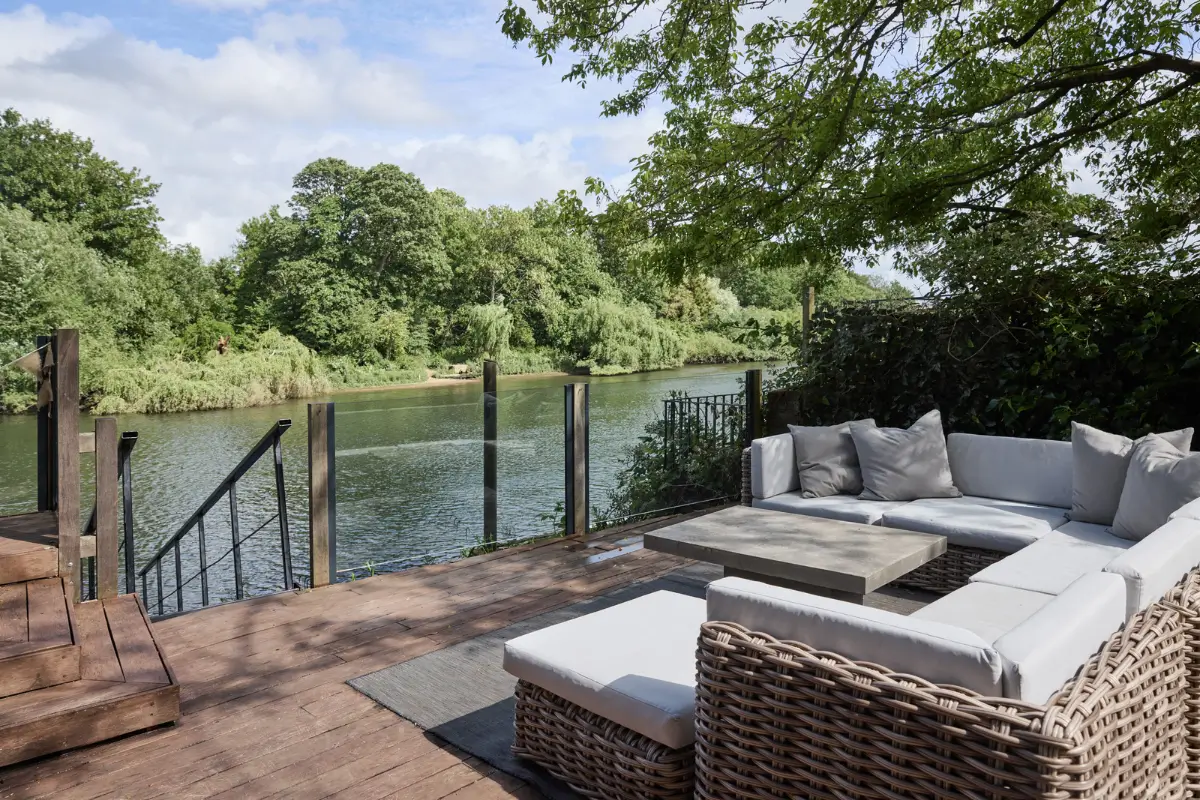 A Grand, Renovated Victorian Family Home on the River Thames in London 36 rich-color-palette-victorian-house-river-thames-london
