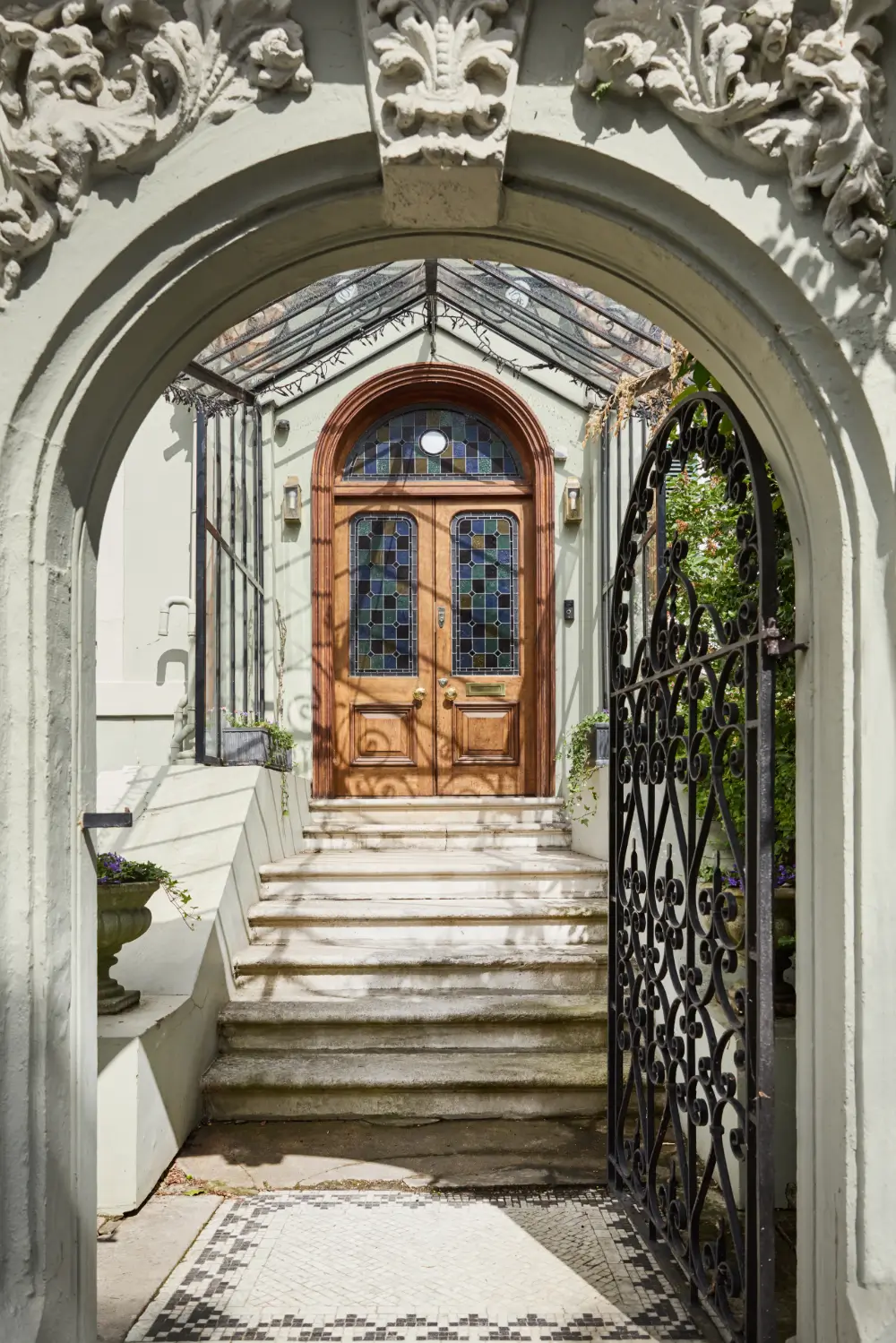 A Grand, Renovated Victorian Family Home on the River Thames in London 39 rich-color-palette-victorian-house-river-thames-london