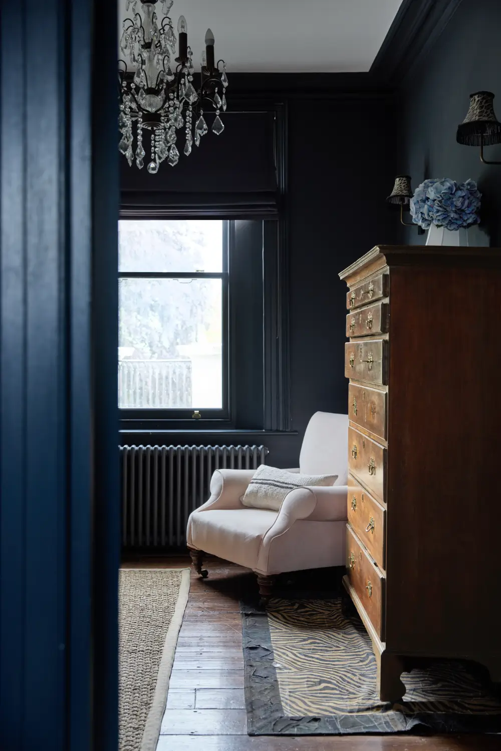 A Grand, Renovated Victorian Family Home on the River Thames in London 20 rich-color-palette-victorian-house-river-thames-london