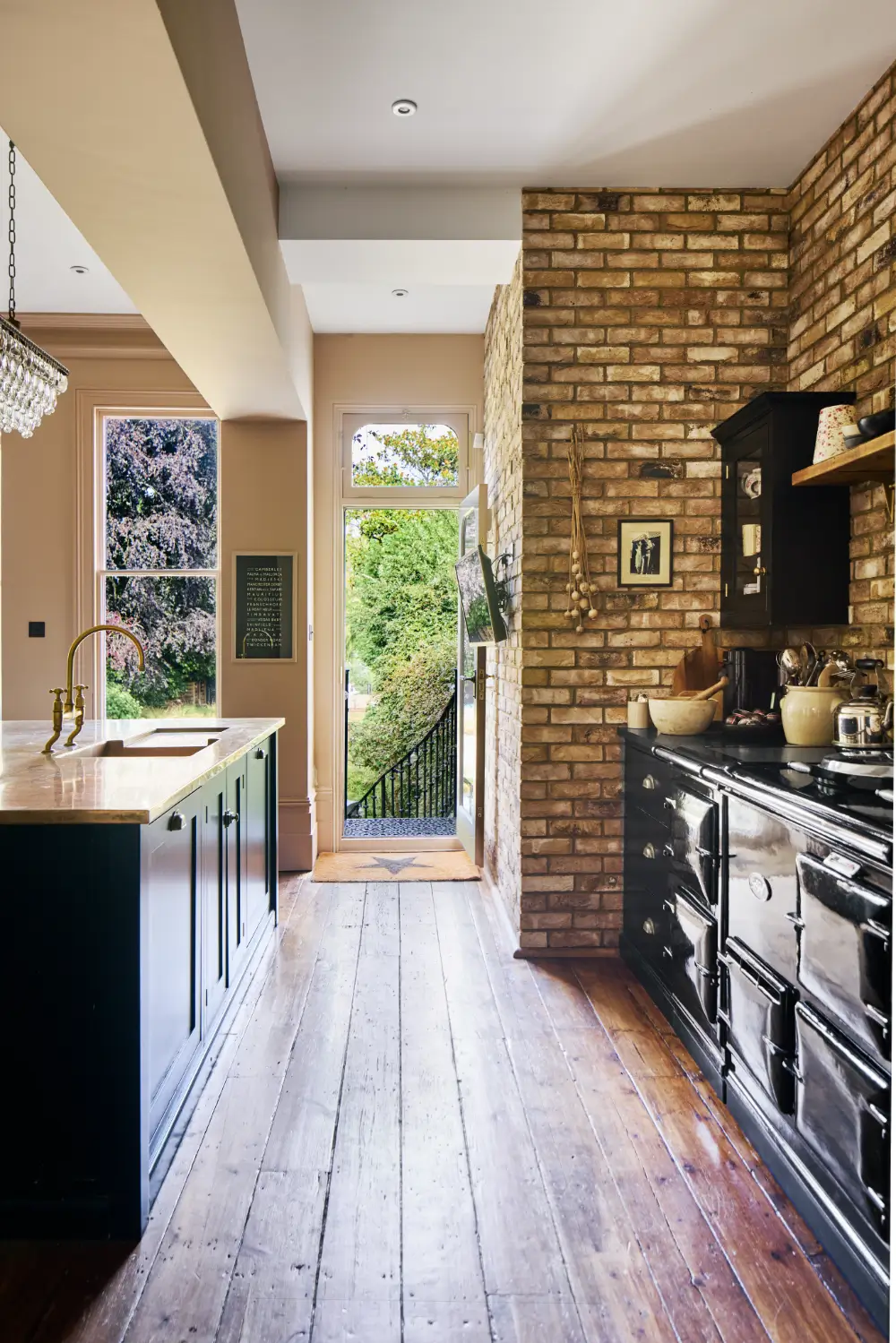A Grand, Renovated Victorian Family Home on the River Thames in London 7 rich-color-palette-victorian-house-river-thames-london