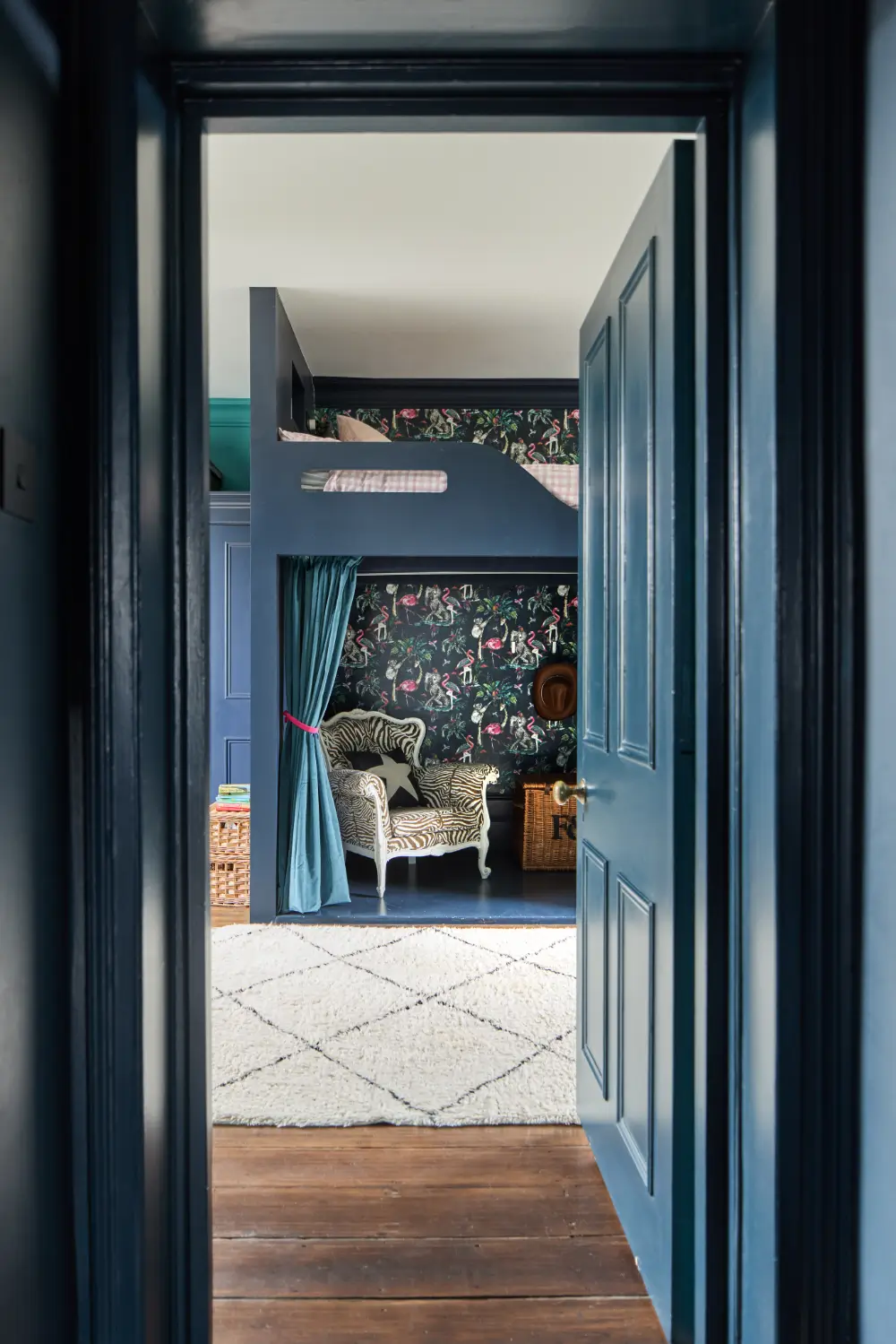 A Grand, Renovated Victorian Family Home on the River Thames in London 26 rich-color-palette-victorian-house-river-thames-london