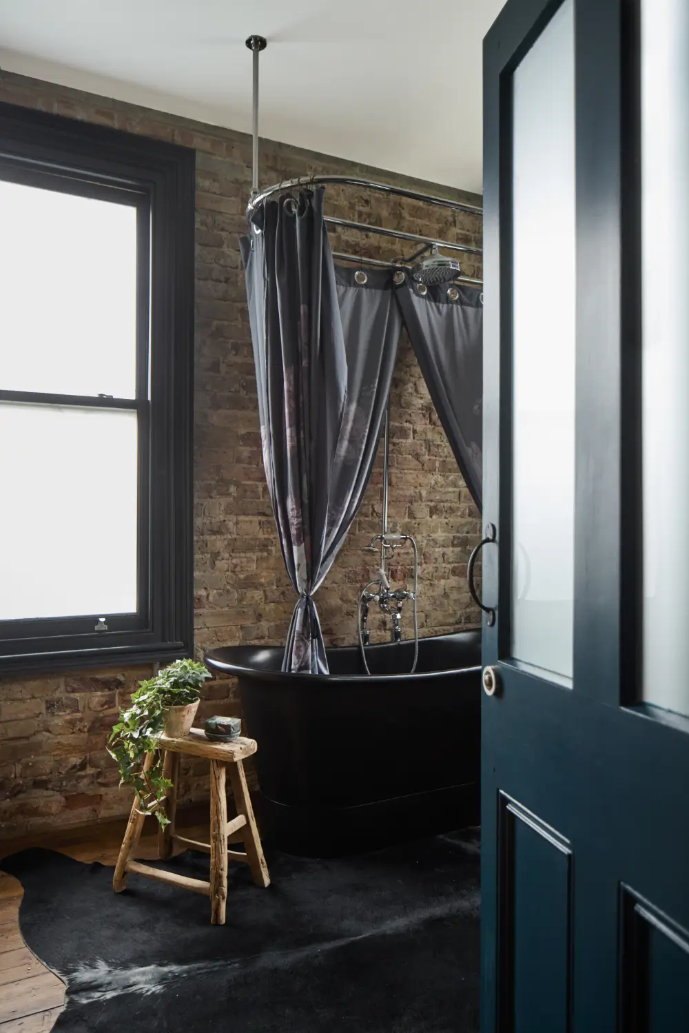 A Grand, Renovated Victorian Family Home on the River Thames in London 29 rich-color-palette-victorian-house-river-thames-london
