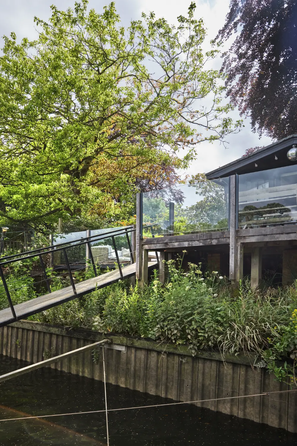 A Grand, Renovated Victorian Family Home on the River Thames in London 38 rich-color-palette-victorian-house-river-thames-london