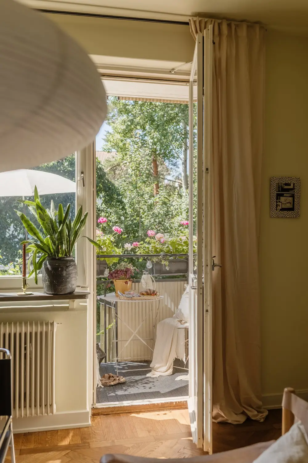 A Cohesive Soft Yellow and Beige Color Palette in a 1940s Apartment 6 soft-color-palette-1940s-apartment-stockholm-nordroom