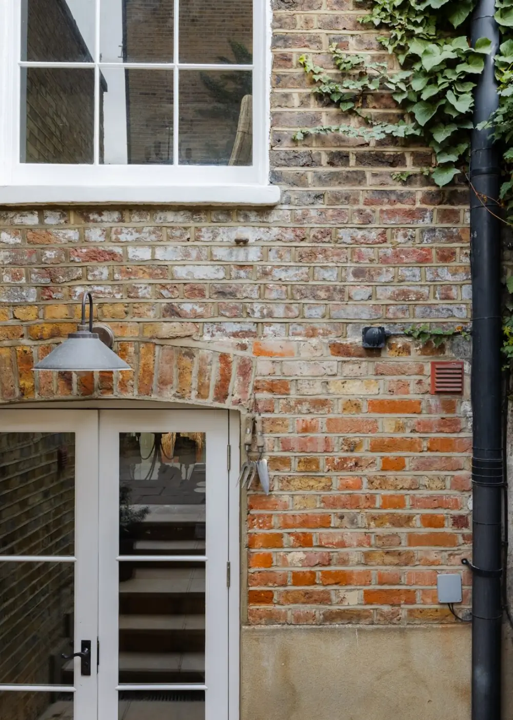 A Carefully Considered Color Palette in a Restored Victorian Townhouse 24 stylish-victorian-townhouse-london-period-features