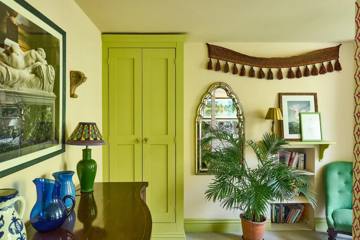 An East London Townhouse with Colorful Interiors Inspired by Vanessa Bell's Charleston 27 charleston-farmhouse-inspired-interiors-victorian-townhouse-london