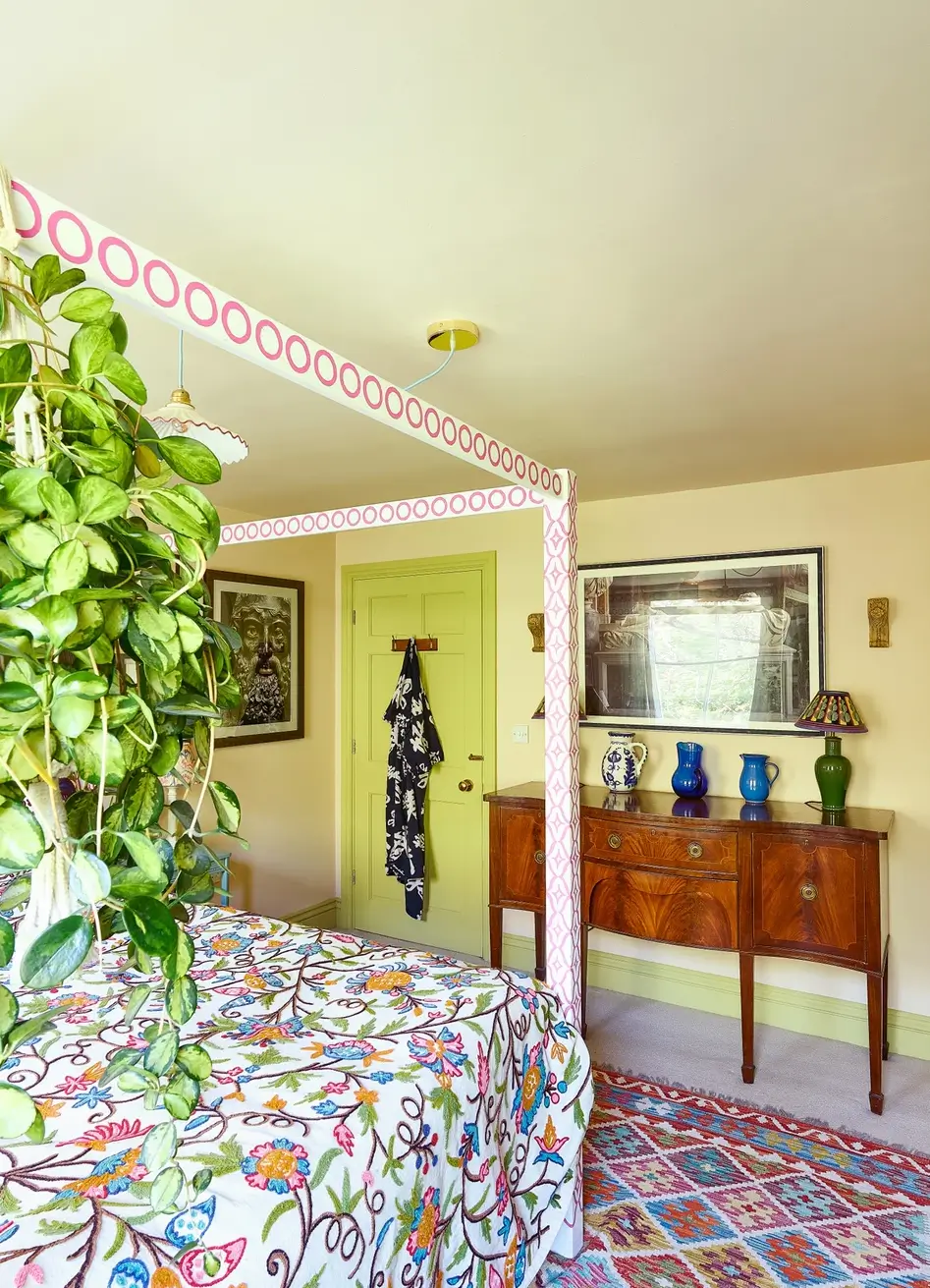 An East London Townhouse with Colorful Interiors Inspired by Vanessa Bell's Charleston 30 charleston-farmhouse-inspired-interiors-victorian-townhouse-london
