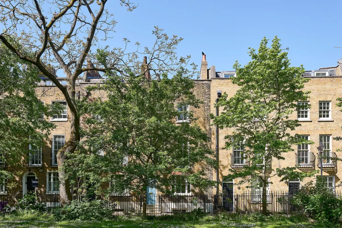 An East London Townhouse with Colorful Interiors Inspired by Vanessa Bell's Charleston 45 charleston-farmhouse-inspired-interiors-victorian-townhouse-london