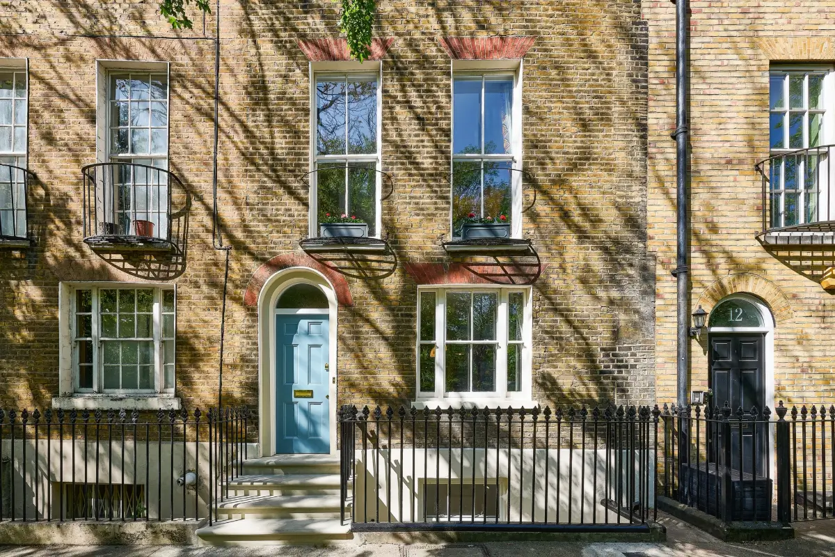 An East London Townhouse with Colorful Interiors Inspired by Vanessa Bell's Charleston 44 charleston-farmhouse-inspired-interiors-victorian-townhouse-london