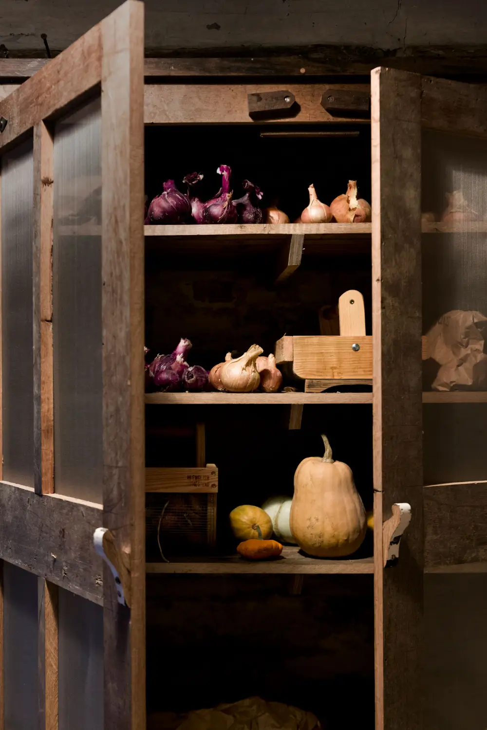 A Contemporary Inglis Hall Kitchen Brings New Life to a 700-Year-Old Wiltshire Manor 20 contemporary-kitchen-700-year-old-manor-wiltshire-england-nordroom