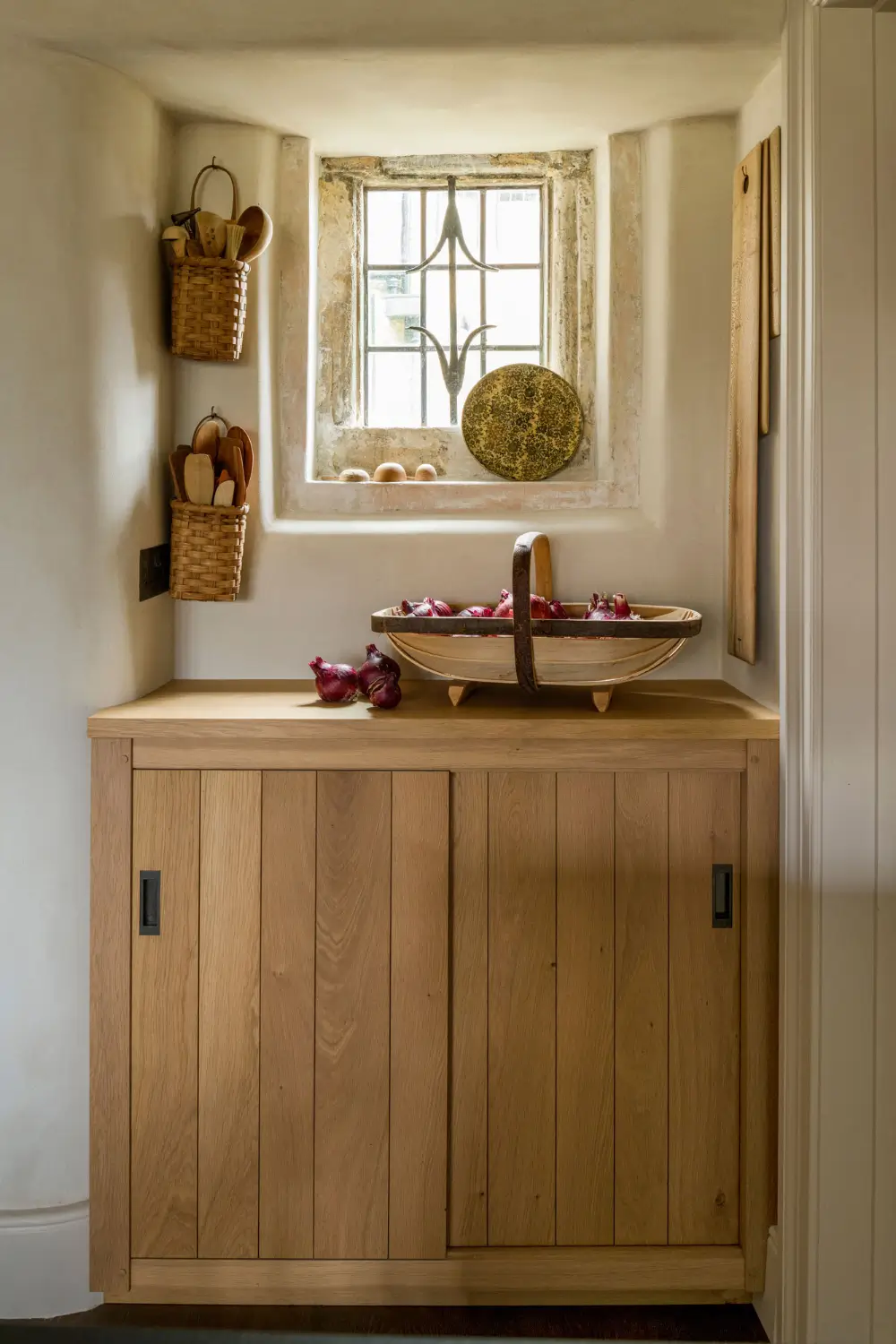 A Contemporary Inglis Hall Kitchen Brings New Life to a 700-Year-Old Wiltshire Manor 8 contemporary-kitchen-700-year-old-manor-wiltshire-england-nordroom