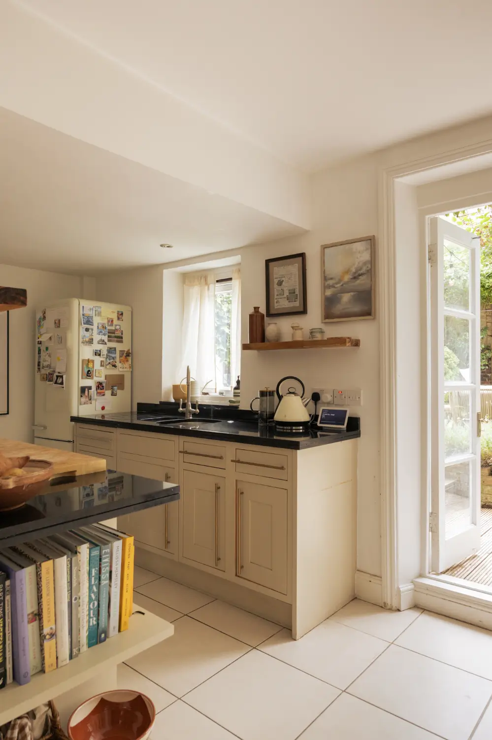 A Calm, Neutral Color Palette in a London Garden Apartment 5 garden-apartment-victorian-townhouse-de-beauvoir-london