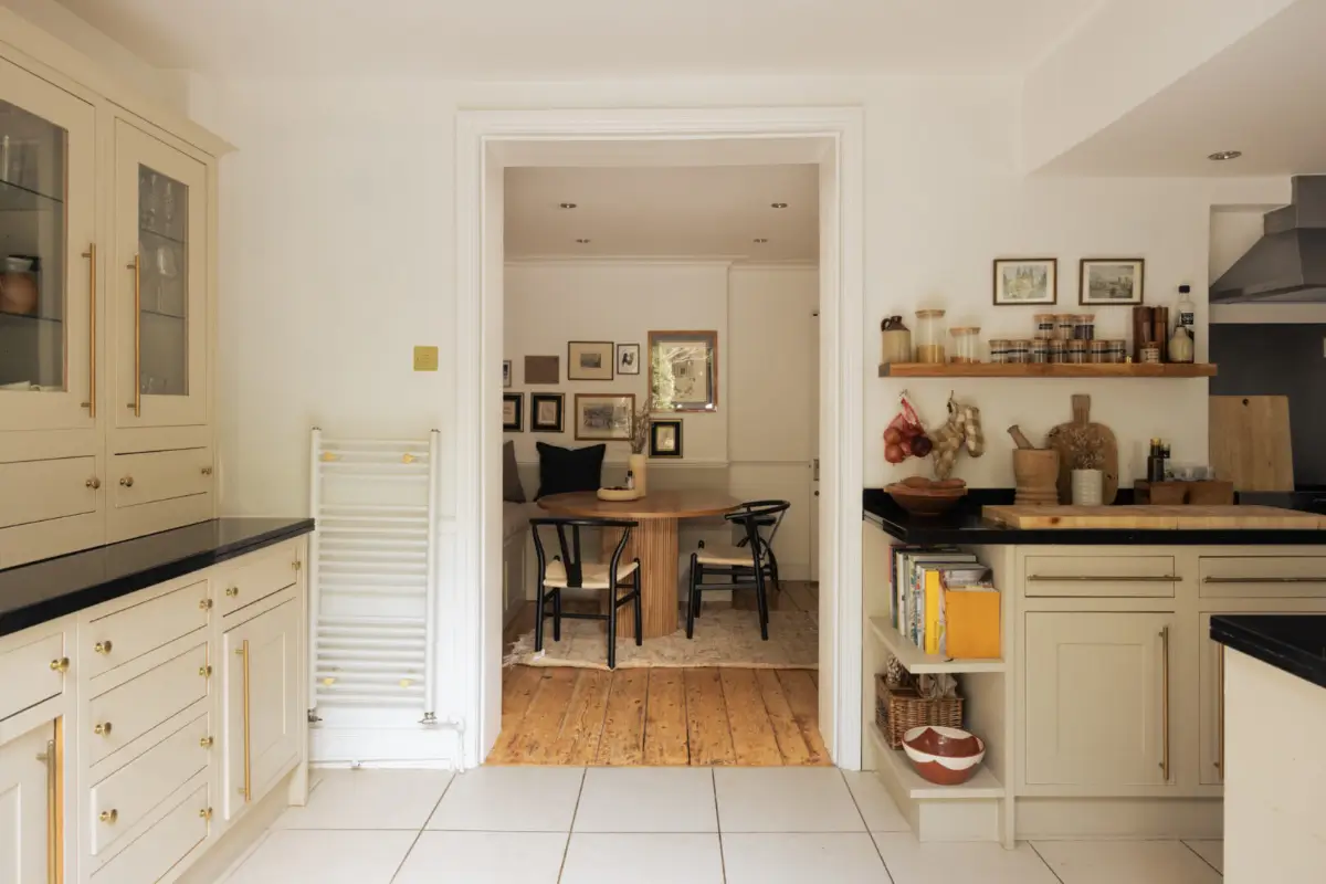 A Calm, Neutral Color Palette in a London Garden Apartment 4 garden-apartment-victorian-townhouse-de-beauvoir-london