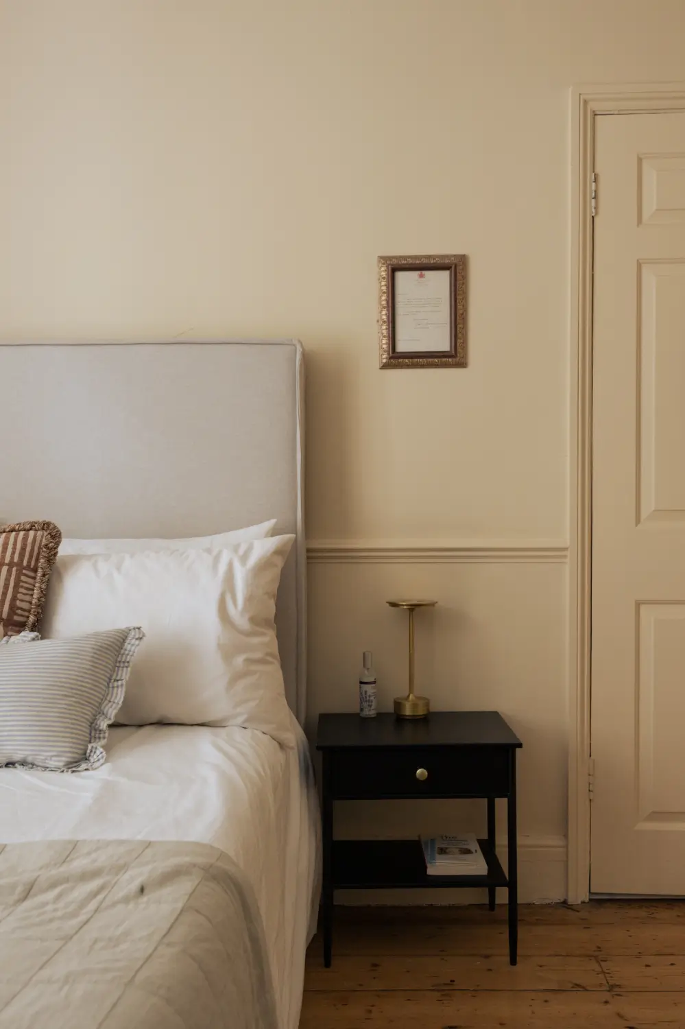 A Calm, Neutral Color Palette in a London Garden Apartment 24 garden-apartment-victorian-townhouse-de-beauvoir-london