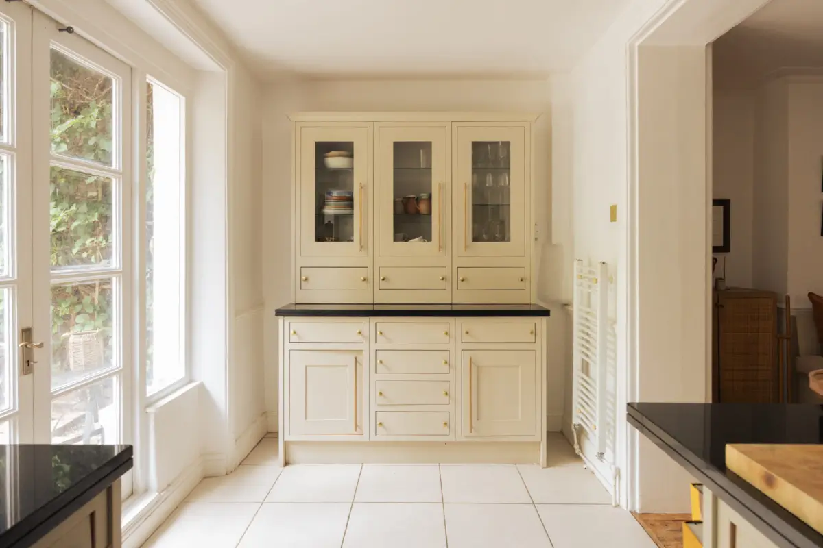 A Calm, Neutral Color Palette in a London Garden Apartment 8 garden-apartment-victorian-townhouse-de-beauvoir-london