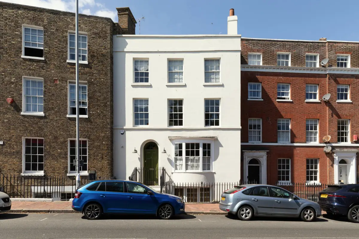 A Georgian Townhouse Filled With Hand-Painted Details and Soft Colors 34
hand-painted-murals-color-georgian-house-margate-england-nordroom