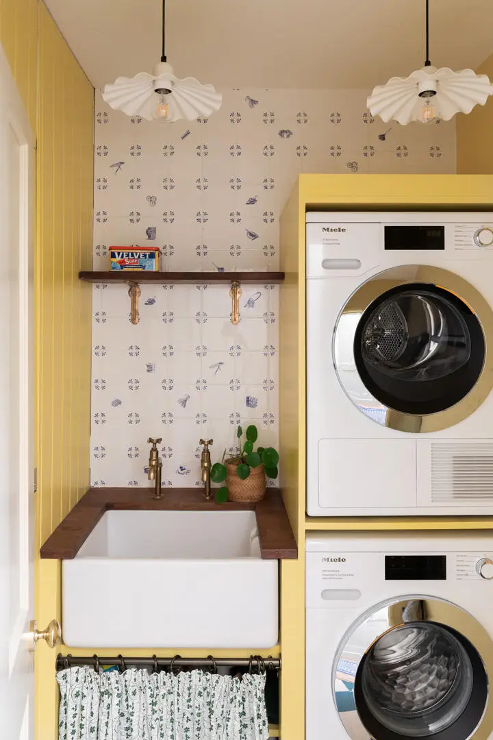 A Georgian Townhouse Filled With Hand-Painted Details and Soft Colors 7
hand-painted-murals-color-georgian-house-margate-england-nordroom