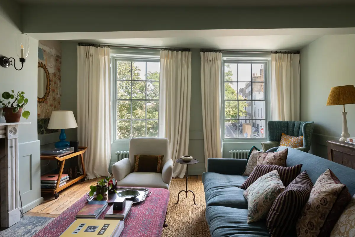 A Georgian Townhouse Filled With Hand-Painted Details and Soft Colors 10
hand-painted-murals-color-georgian-house-margate-england-nordroom