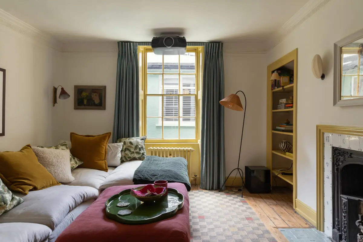 A Georgian Townhouse Filled With Hand-Painted Details and Soft Colors 16
hand-painted-murals-color-georgian-house-margate-england-nordroom