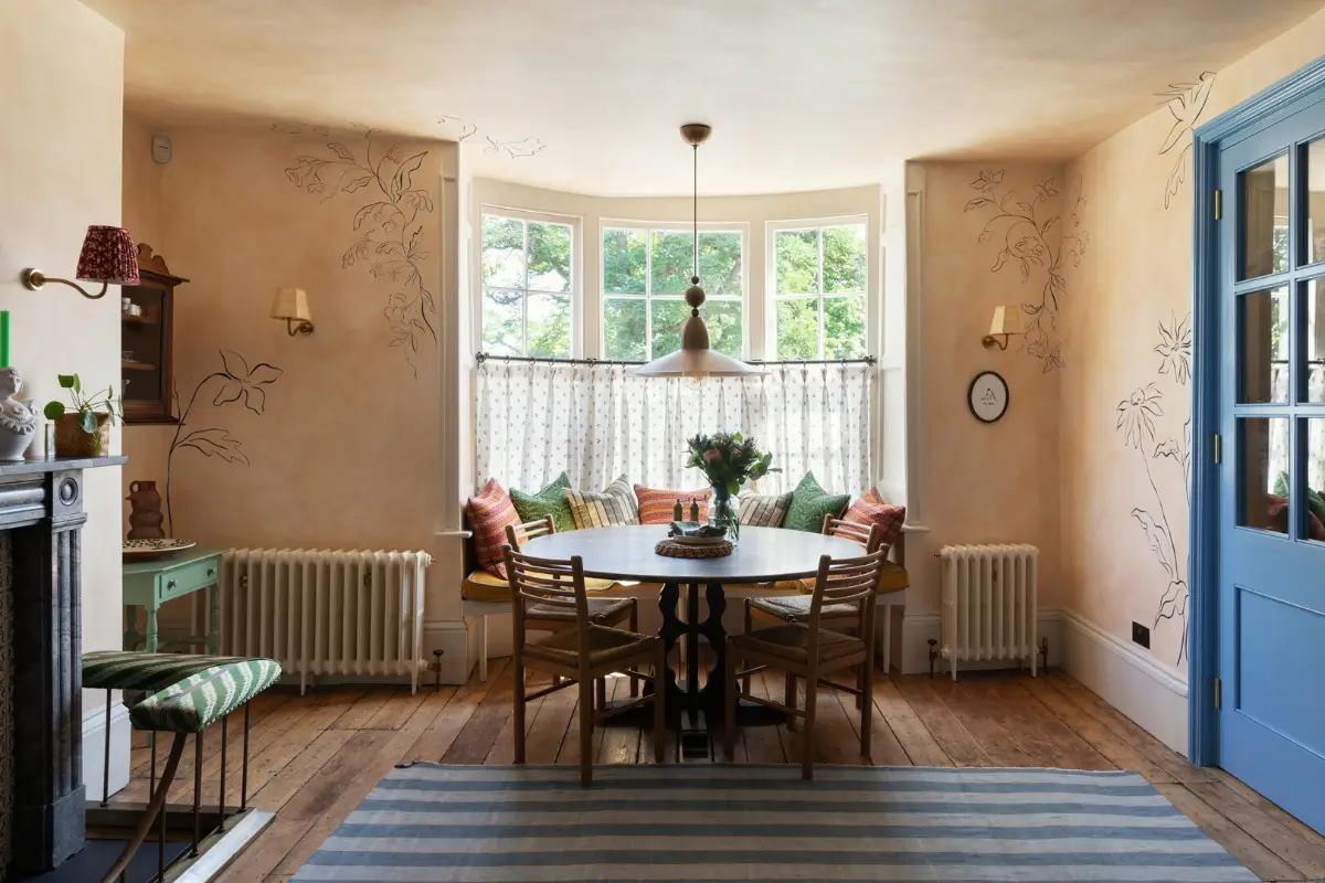 A Georgian Townhouse Filled With Hand-Painted Details and Soft Colors 2
hand-painted-murals-color-georgian-house-margate-england-nordroom