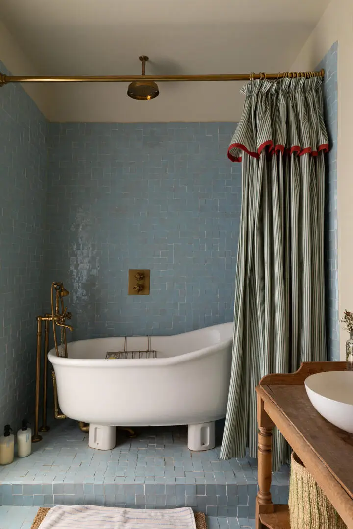 A Georgian Townhouse Filled With Hand-Painted Details and Soft Colors 28
hand-painted-murals-color-georgian-house-margate-england-nordroom