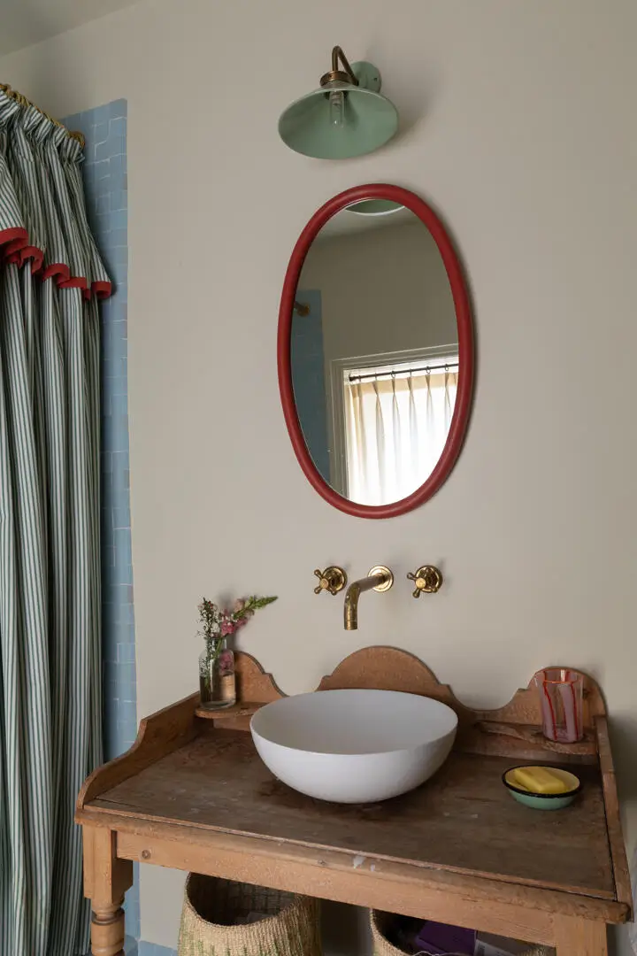A Georgian Townhouse Filled With Hand-Painted Details and Soft Colors 27
hand-painted-murals-color-georgian-house-margate-england-nordroom