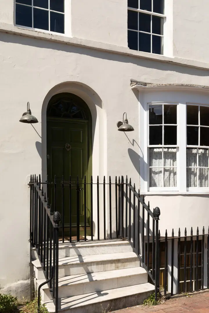 A Georgian Townhouse Filled With Hand-Painted Details and Soft Colors 33
hand-painted-murals-color-georgian-house-margate-england-nordroom