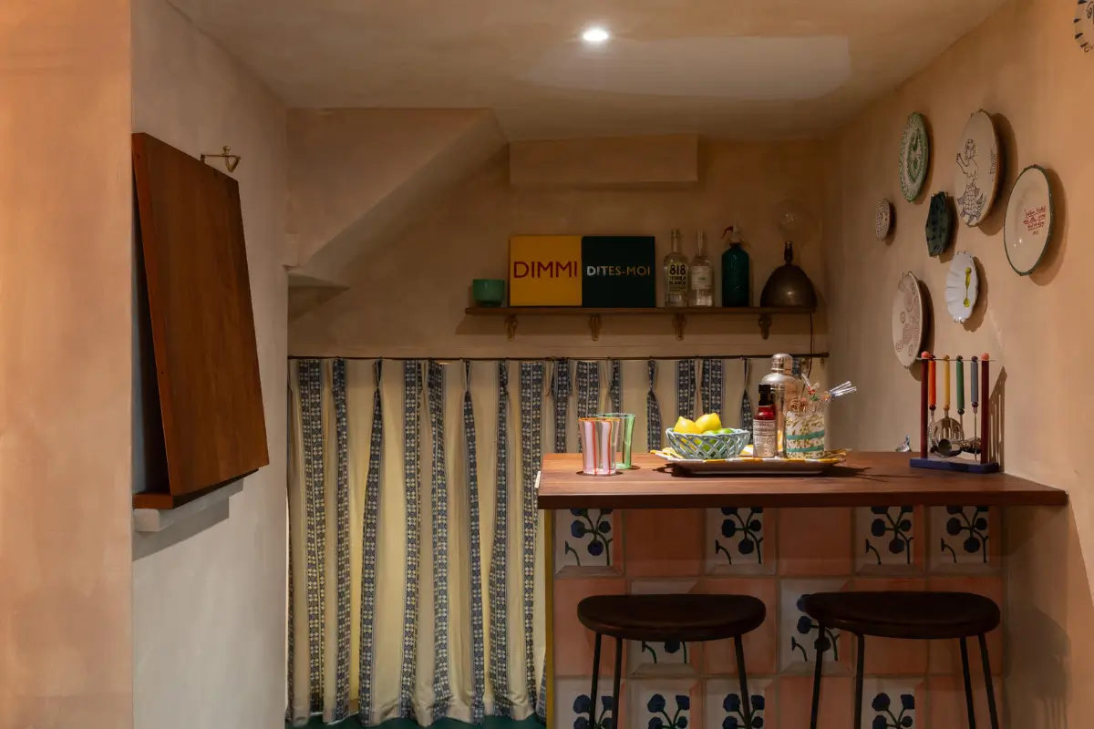 A Georgian Townhouse Filled With Hand-Painted Details and Soft Colors 30
hand-painted-murals-color-georgian-house-margate-england-nordroom