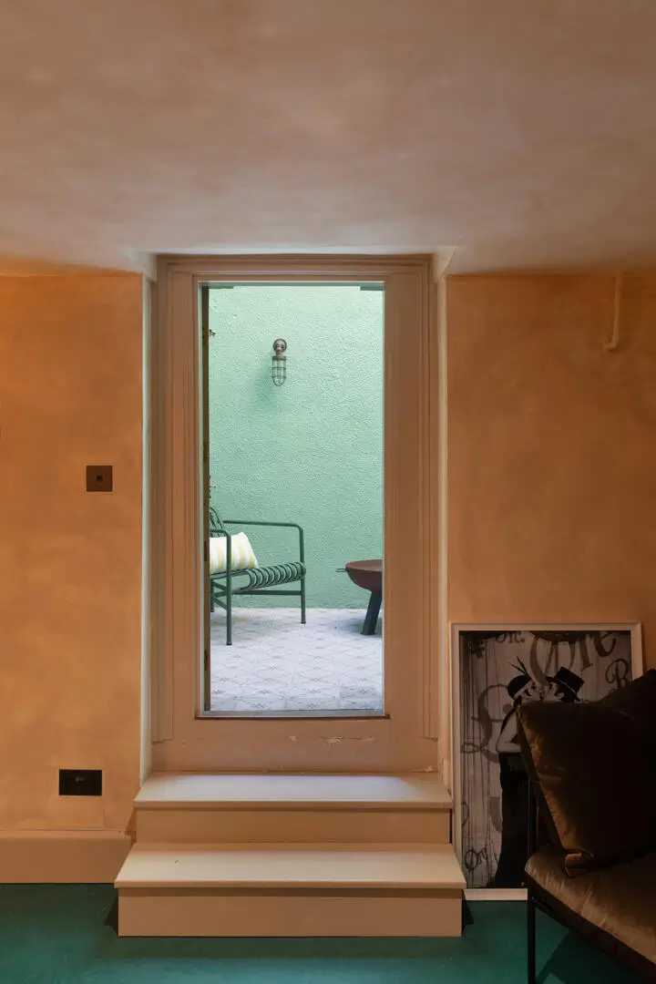 A Georgian Townhouse Filled With Hand-Painted Details and Soft Colors 31
hand-painted-murals-color-georgian-house-margate-england-nordroom