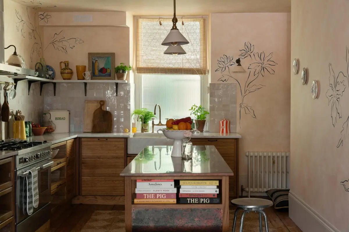A Georgian Townhouse Filled With Hand-Painted Details and Soft Colors 6
hand-painted-murals-color-georgian-house-margate-england-nordroom