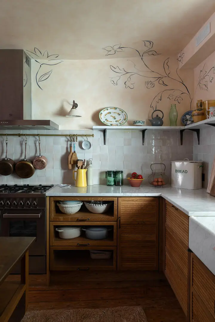 A Georgian Townhouse Filled With Hand-Painted Details and Soft Colors 5
hand-painted-murals-color-georgian-house-margate-england-nordroom