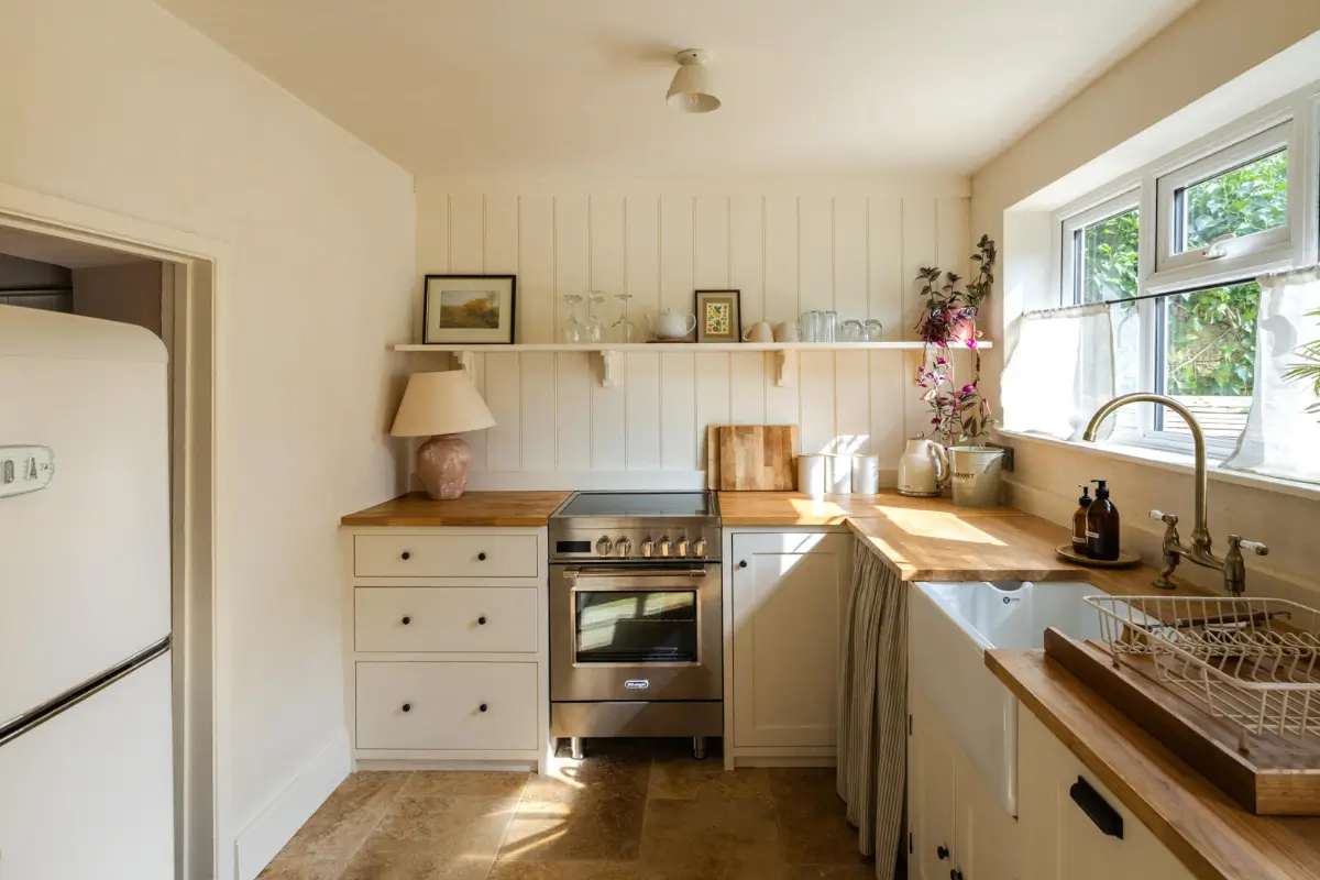 Period Features and Soft Colors in A Charming Renovated Cottage in Dorset 9 historic-character-renovated-19th-century-cottage-english-countryside-nordroom
