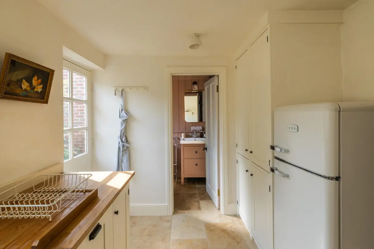 Period Features and Soft Colors in A Charming Renovated Cottage in Dorset 12 historic-character-renovated-19th-century-cottage-english-countryside-nordroom