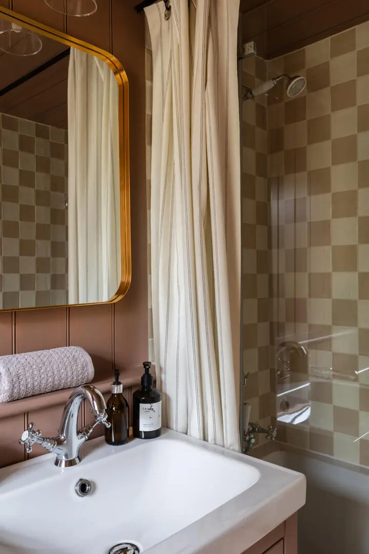 Period Features and Soft Colors in A Charming Renovated Cottage in Dorset 14 historic-character-renovated-19th-century-cottage-english-countryside-nordroom