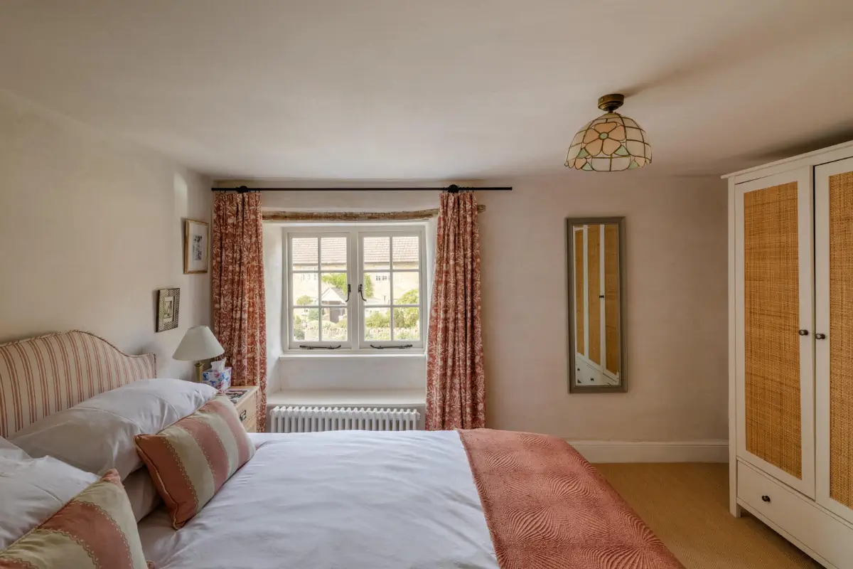 Period Features and Soft Colors in A Charming Renovated Cottage in Dorset 19 historic-character-renovated-19th-century-cottage-english-countryside-nordroom