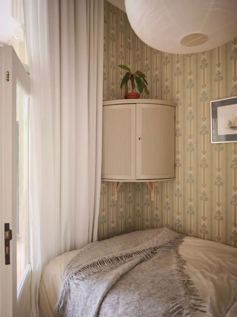 A Small Södermalm Apartment with a Cozy Sleeping Nook and Period Details 11 historic-character-small-ground-floor-apartment-stockholm-nordroom