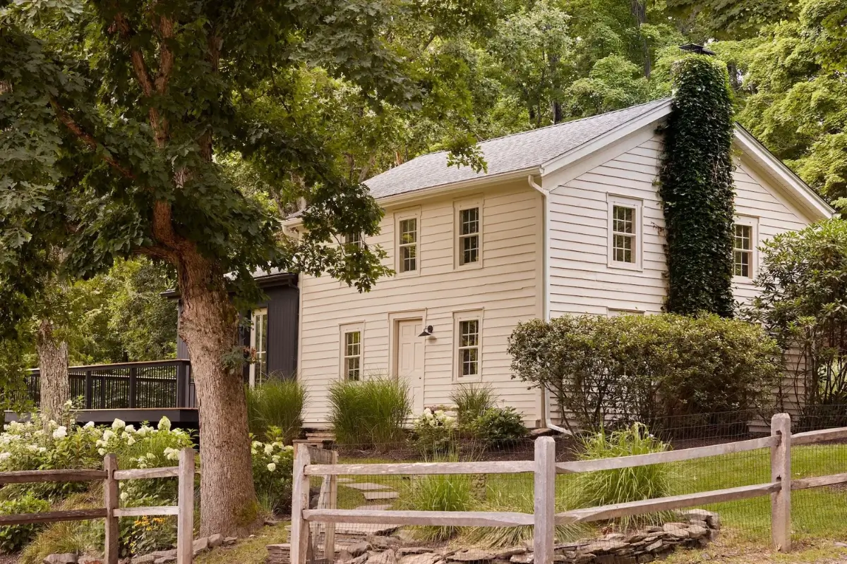 A Thoughtfully Renovated and Extended 18th-Century Farmhouse in the Hudson Valley 2 late-18th-century-farmhouse-hudson-valley