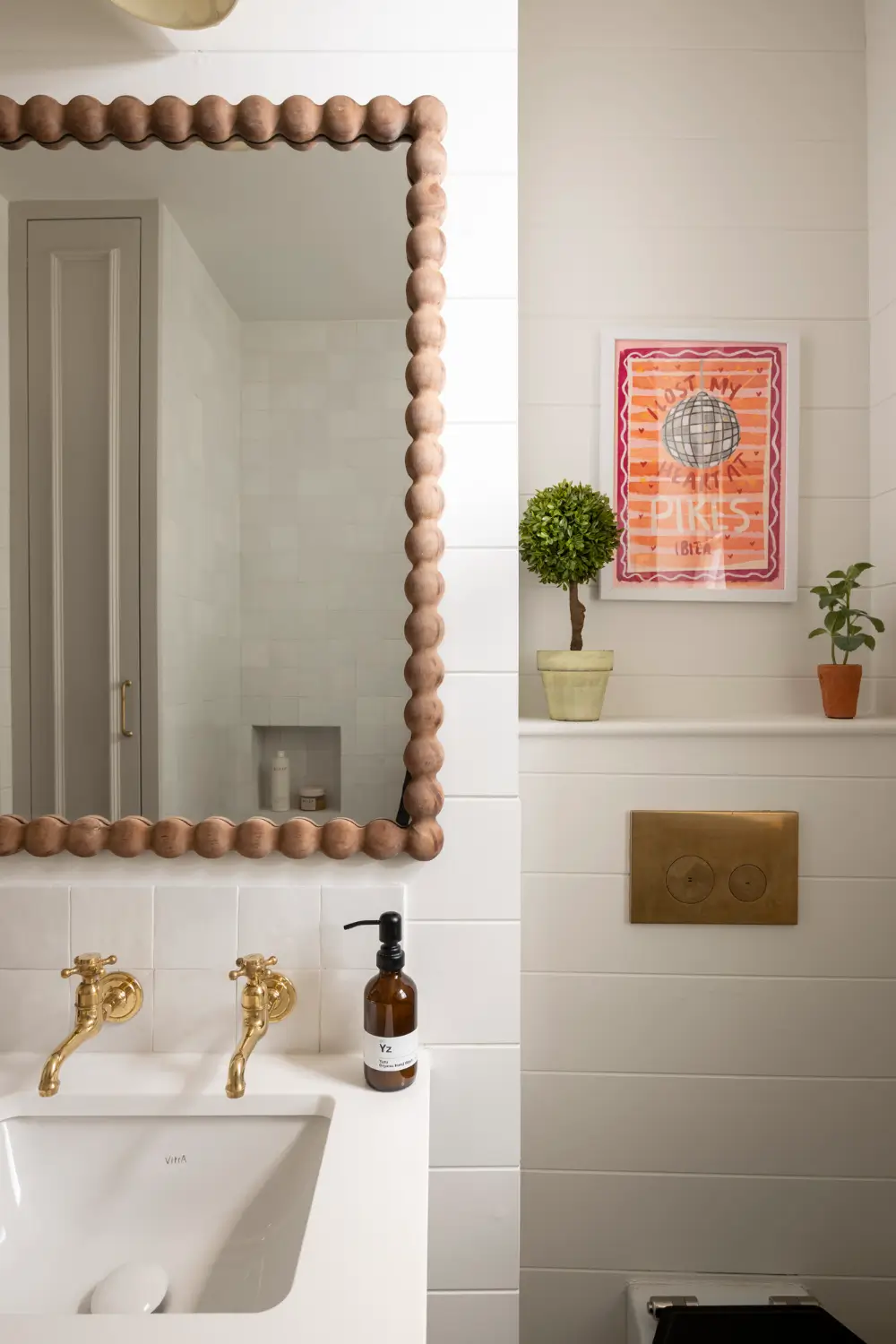 A Light Color Palette and Classic Details in a Notting Hill Apartment 17 light-colored-classic-two-bedroom-apartment-notting-hill